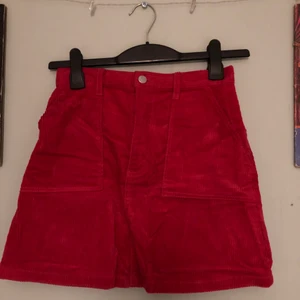 Rosa manchester-kjol - Så cool kjol av machestertyg med snygg hot-pink färg! Stora fickor!