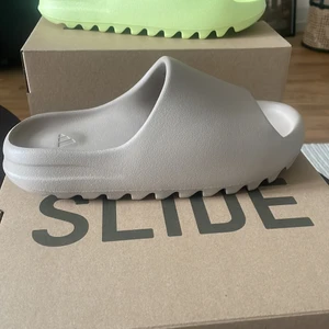 Yeezy slides - Nya i storlek us 10 (44,5)