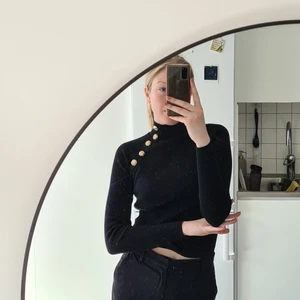 Ribbstickad tröja - VÅRRENSNING!! Allt doneras måndag 30/5   Kolla gärna in mina andra annonser, pris kan diskuteras✨️ Tveka inte att höra av dig vid funderingar  Halvlång turtleneck från Zara men guldknappsdetaljer. Endast använd vid 1 tillfälle