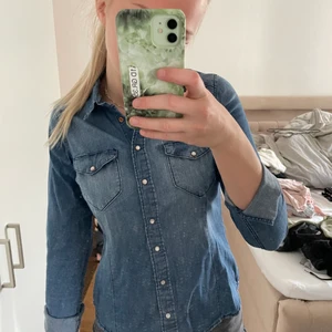 Skjorta  - En jeans skjorta ljusblå 