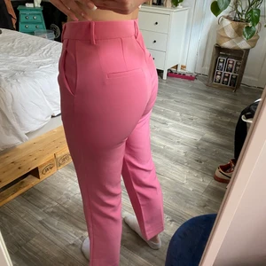Kostymbyxor - Rosa kostymbyxor från ginatricot! Storlek 36 men passar även 38! Jag är ungefär 171-174cm lång, aldrig använda! Köparen står för frakten 