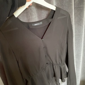 Svart blus  - Svart blus med knappar framtill från Ginatricot 