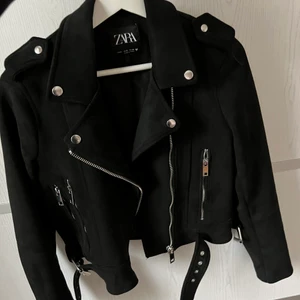 Skinnjacka i mocka från zara - Skinnjacka i mocka-material från zara, storlek S knappt använd. Fraktkostnad kan variera då jag inte vet exakt hur mycket den väger.