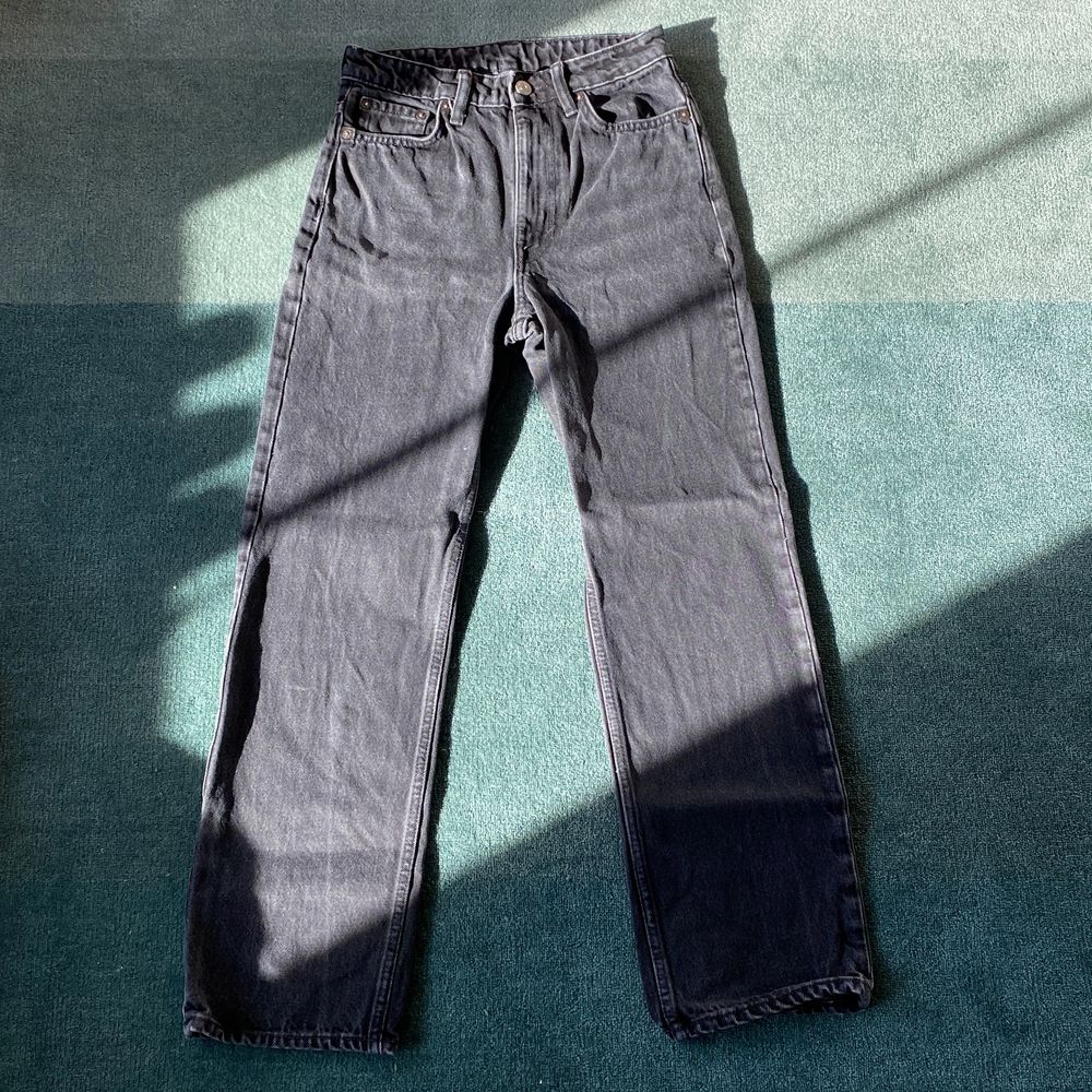 snygga svarta jeans från weekday i modellen voyage! bra skick! står ingen stolek men jae 168 cm o brukar ha xs för referens! köparen står för frakten!. Jeans & Byxor.