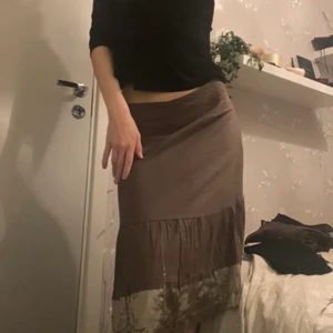 Brun hippie-kjol - Superfin brun kjol med detaljer längst ner. Älskar den men måste tyvärr sälja den då jag måste rensa. Köpt på stadsmissionen för något år sedan men mycket sparsamt använd. Kontakta om du är intresserad eller har övriga frågor💕