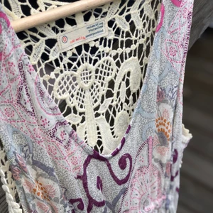 Odd Molly klänning - Superfin sommarklänning från Odd Molly. Det är en långklänning, kan skicka fler bilder vid intresse där man ser hela. Stl 0, dvs XS. Sparsamt använd så är i nyskick! 