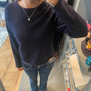 Mörkblå tröja - Superfin stickad tröja från Flippa K❤️ säljer på grund av att den inte kommer till användning, nypris 1700kr, köp direkt för 900kr