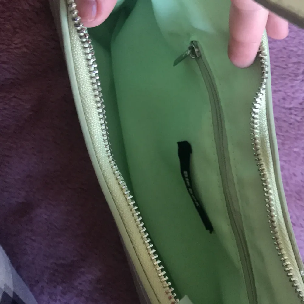 En väska i mint grön alldeig andvänd har lappen kvar på väskan original pris 259kr har ett fack innuti väskan med dragkedja ❤️. Väskor.