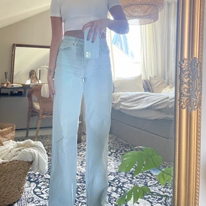 Jeans🌼 - Säljer dessa perfekta jeansen då det tyvärr inte kommer till användning. Passar super nu till våren och sommaren. Har inga fläckar och är i nyskick🤩