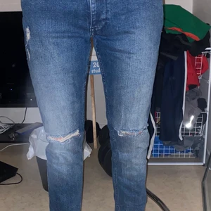 Rippade jeans  - Jens md hål i knäna 