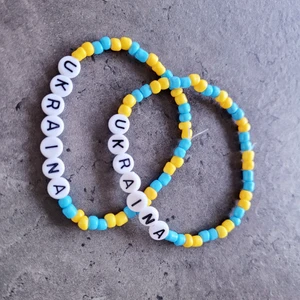Armband med valfri text - Beställ armband med valfri text och färg.  Vi säljer armband med texten UKRAINA där allt överskott går till behövande k Ukraina. Dessa kostar 100kr inkl frakt. Övriga textarmband kostar 75kr inkl frakt.