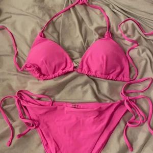 Shein bikini - Säljer denna fina bikinin från shein i storlek M, aldrig använd då den inte passar , skulle säga att det är mer åt storlek S❤️ helt oanvänd och i nytt skick