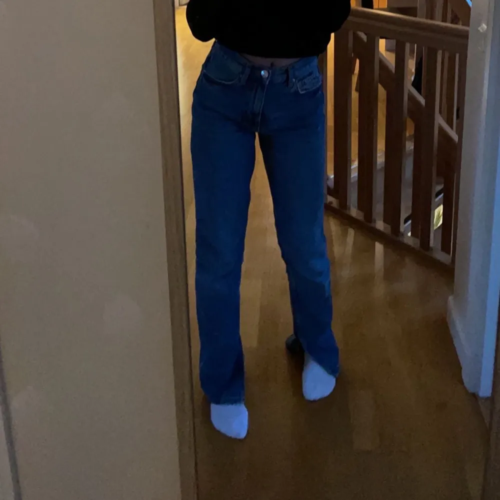 Jag säljer dessa mid waist jeans från Gina tricot då de är för stora. Jeansen är använda ett fåtal gånger. De har slits längst ned på byxorna. Köptes för 600kr, säljer för 300kr. . Jeans & Byxor.