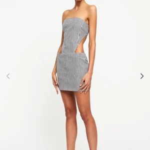 Sommar klänning  - Säljer denna fina klänningen! Helt oanvänd! Säljer endast vid bra bud!❤️