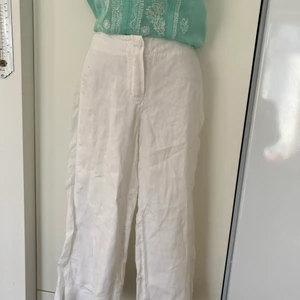 Max mara 100% linen shorts i stl S - Max mara 100% linen vit shorts. Super fint och knappt använd. Shorts är 3/4 model 