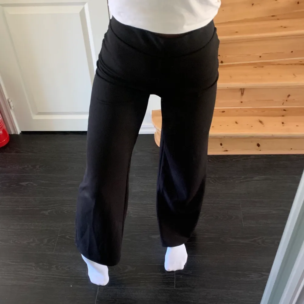 Ett par svarta kostymbyxor(?). Väldigt mjukt och skönt material, sitter bra på mig som är 168, pris kan diskuteras och köparen står för frakten. Jeans & Byxor.