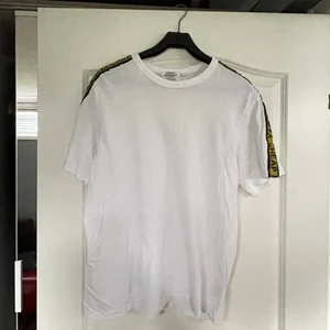 Cheap monday T-shirt  - Vit T-shirt med tryck på ärmarna. Storlek M