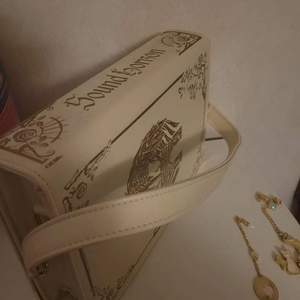 Lolitaväska, som ny! Axelband eller kortare band för att kunna bära dennsom en handväska följer med! 31 x 21 cm