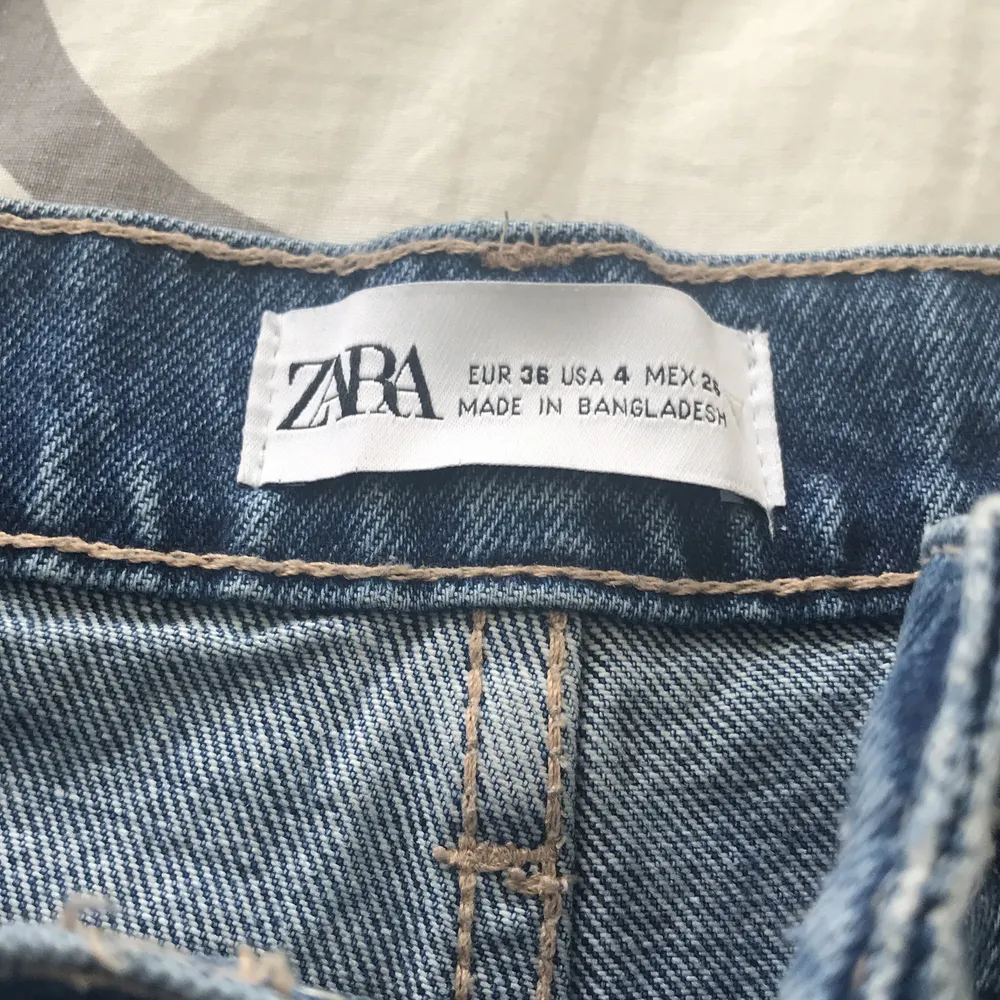 Jag fick de här jeansen i Zara för 400kr men jag säljer den för 190kr + frakt, den är stor för mig i midjan, jag är förresten 28 i jeansstorlek. Jag är också 159cm och 13 år. Jeans & Byxor.