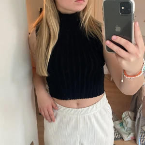 Topp - Jättesnygg ribbad topp från monki! Jättefin att ha under en sweatshirt eller bara som den är❤️‍🔥 storlek xs men passar även s! Kontakta privat för intresse💗