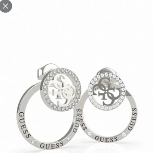 Guess örhänge - Säljer mina örhänge från Guess då jag har börjat använda mer guldsmycken. Superfina och använda kanske 2/3 gånger 🌸 pris kan diskuteras vid snabb affär🌸 köptes för 403kr 💕