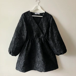 Svart klänning stl 34 - Eventuell bal/avslutningsklänning som jag älskar!!! Passar många storlekar då resåret i midjan är stretchigt och anpassas efter midjan. Fint material med mönster och bra kvalite! Den är köpt på plick men från början från NAKD