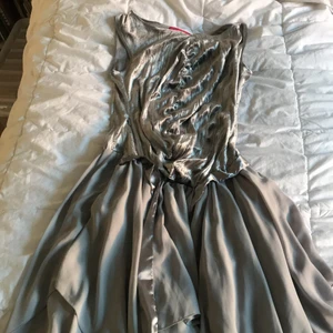Silver klänning - Nyskick, aldrig använd