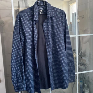 H&M skjorta - Använd ett fåtal gånger, men för liten för mig nu. Inga märken eller tecken på användning alls. Köpte den i slutet av 2021 för 400kr.