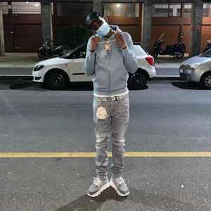 Snygga gråa jeans - Säljer dessa snygga somriga gråa jeans, med slitningar. Storlek 30-31 och sitter lite pösigt. Mvh