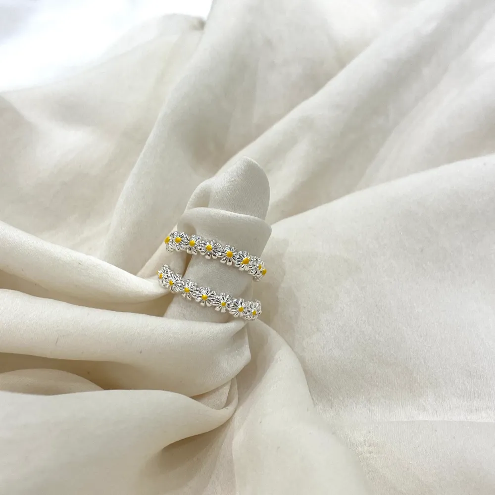 Supersöt silverfärgad ring med tusensköna blommor. Ringen är justerbar och säljs för 69kr totalt inräknat med frakt, för jag fraktar endast ♡ Skriv till mig privat om du är intresserad av att köpa! ☆ . Accessoarer.
