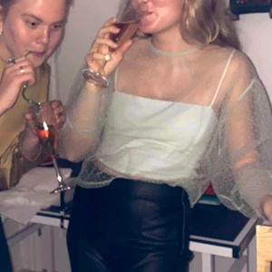 Ljusgrön topp GINA - Anvånd 1 gång ljusgrön topp från GINA TRICOT i populär modell 🌱 passar perfekt med toppen på första bilden som oxå är till salu ;) 