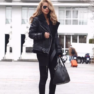 Biker Jacket - Maniére De Voir. Biker jacket. Svart. Läderimitation. Fuskpäls på insidan. 