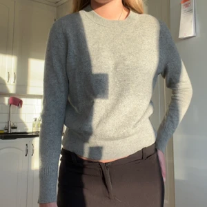 & Other Stories  - Säljer denna & Other Stories cashmere tröja! Super fin tröja och i fint skick.