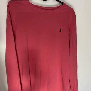 Säljer denna röda tröja från Ralph Lauren. Den är sparsamt använd! Passar som en M. Frakt tillkommer 🤍