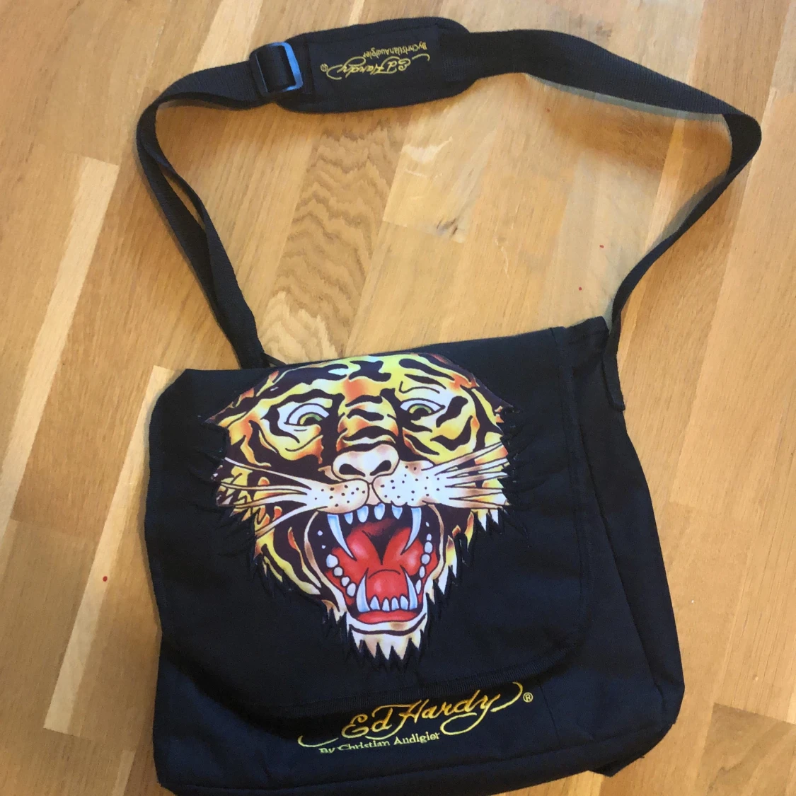 Ed hardy väska 