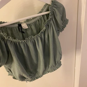 Topp - Jättefin grön sommartopp från hm, jag skulle säga att den passar xs-m beroende på hur man vill att den sitter💚 80kr + 66kr frakt🤍