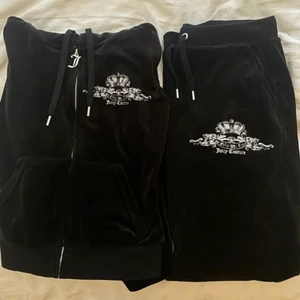 Juicy Byxor - Hej!❤️‍🔥 Säljer byxor från deras anniversary collection som inte längre kommer till användning. Storlek M på byxorna o tröjan är redan såld!