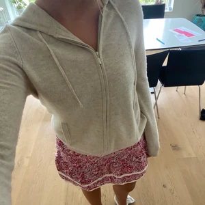 Soft goat zip hoodie - Säljer beige soft goat hoodie pga kommer ej till användning💞 använd ett fåtal gånger därav i bra skick! Kontakta vid intresse☺️
