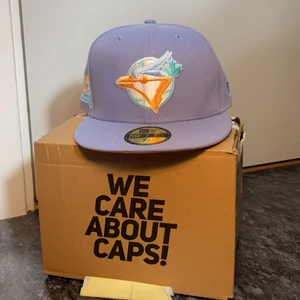 New Era keps - Helt oanvänd keps då jag fick två i samma storlek! Sommrig keps köpt från Topperzstore!  Allt sitter kvar och skickas med topperzstore box! Baseball kort ingår för intresserade!  10% rabattkod på nästa topperzstore köp åker med(giltig till 31.05.22) 
