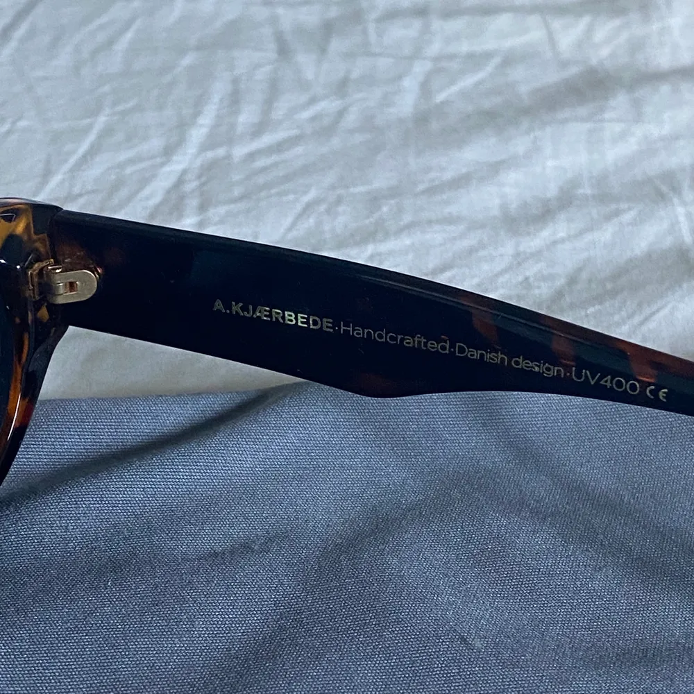 Solglasögon från A. Kjærbede i modellen WINNIE. Svart/brun färg. Köpta för ungefär ett år sedan men har knappt använts 🤎. Accessoarer.