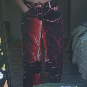 blixtbyxor - säljer mina blixtbyxor i storlek 38/M med vida ben. Använd max 4 gånger. Skriv priv för mer info 😊❤️