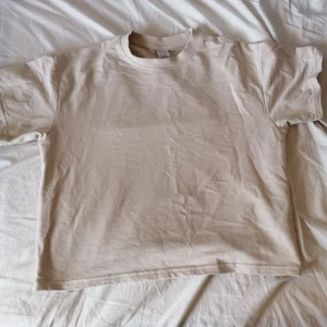 Tröja - En fin oversize tröja(lång I armarna) , Den är beige men det syns inte på kameran. Använt ugefär 5 månader vet inte exakt ny pris 129 säljer för 75 +frakt, den är lite skrynkliga men kan stryka den ifall någon vill ha den 