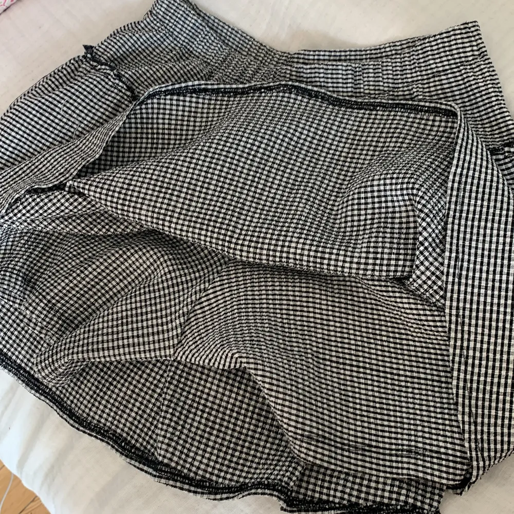 Säljer den här jättesöta Zara kjolen. Sitter ganska lågmidjad och har shorts under som är perfekt, då man inte behöver vara rädd för att den ska åka upp. Superfin passform💗 Hör av dig om frågor, mått, fler bilder eller om du vill köpa!. Kjolar.