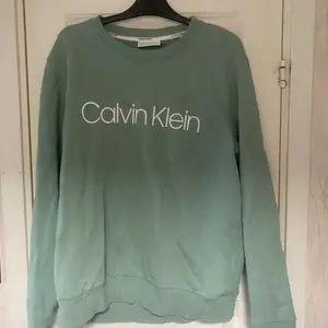 Collage tröja från Calvin Klein bra passform använd en gång