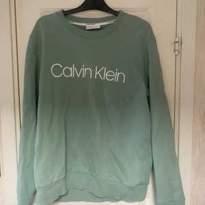 Calvin Klein collage tröja - Collage tröja från Calvin Klein bra passform använd en gång