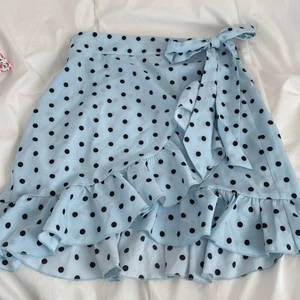 Prickig kjol strl xs - Säljer denna supersöta kjolen från SHEIN i strl xs. Superbra skick! Aldrig använd. Säljer för 40kr + frakt (köpt för 139kr) ⭐️🫶🏼🌺