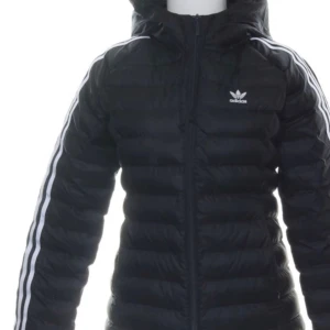 Adidas jacka - Adidas jacka strl S/M. Nypris: 1000 kr skickas med brevtjänst spårbart. Passar bra till sommarkvällar och till hösten. 