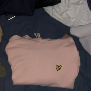 Lyle&scott hoodie - Säljer nu min lyle&scott hoodie den är i strl S.                  Köparen står för frakten!