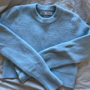 stickad tröja  - ljusblå stickad tröja i lite kortare modell från zara i storlek S (passar xs också) som passar perfekt till sommarkvällen - nypris är runt 300-350kr!🦋 budgivning+frakt pga många intresserade 💜 öka med minst 10kr, eller köp direkt 250+frakt