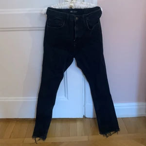 Zara byxor svarta - Svartgråa byxor från Zara. De e vida.